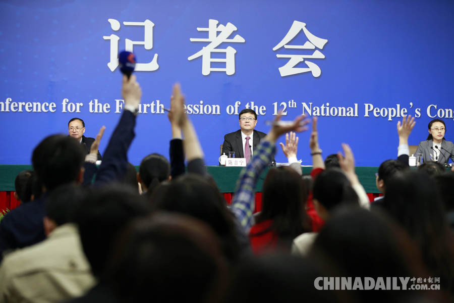 環保部長陳吉寧就“加強生態環境保護”答記者問