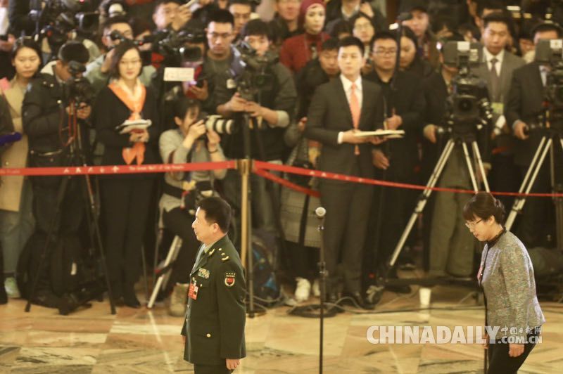 全國政協委員接受采訪