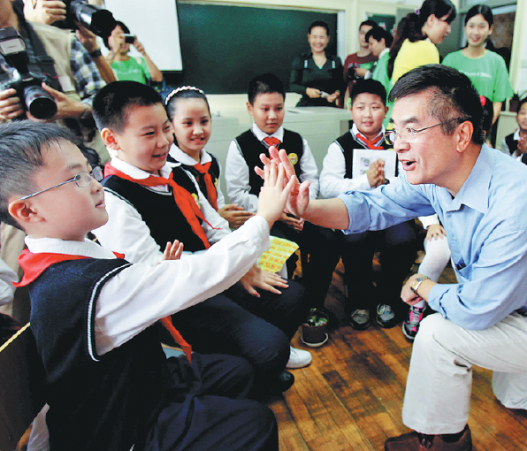 美國(guó)前駐華大使駱家輝：中美貿(mào)易戰(zhàn)“并非解決問題的正確途徑”