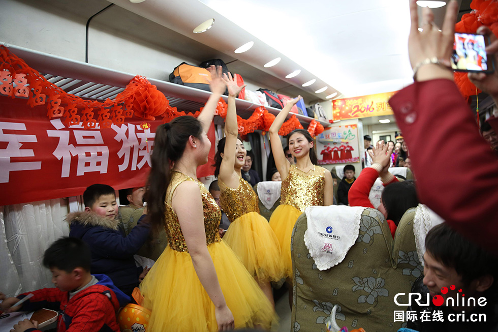 【網(wǎng)絡(luò)媒體走轉(zhuǎn)改】列車(chē)春晚鬧新春 溫暖回家過(guò)大年
