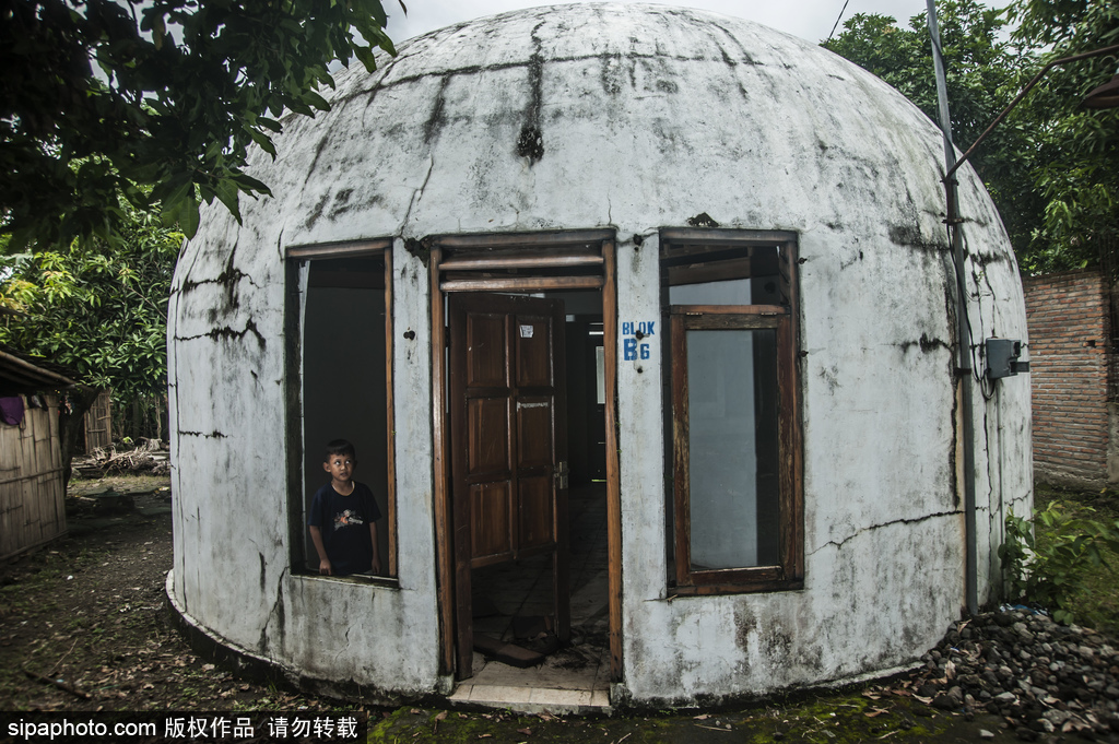 印尼海嘯十年后的災(zāi)民村 圓頂房屋造型奇特成旅游景點