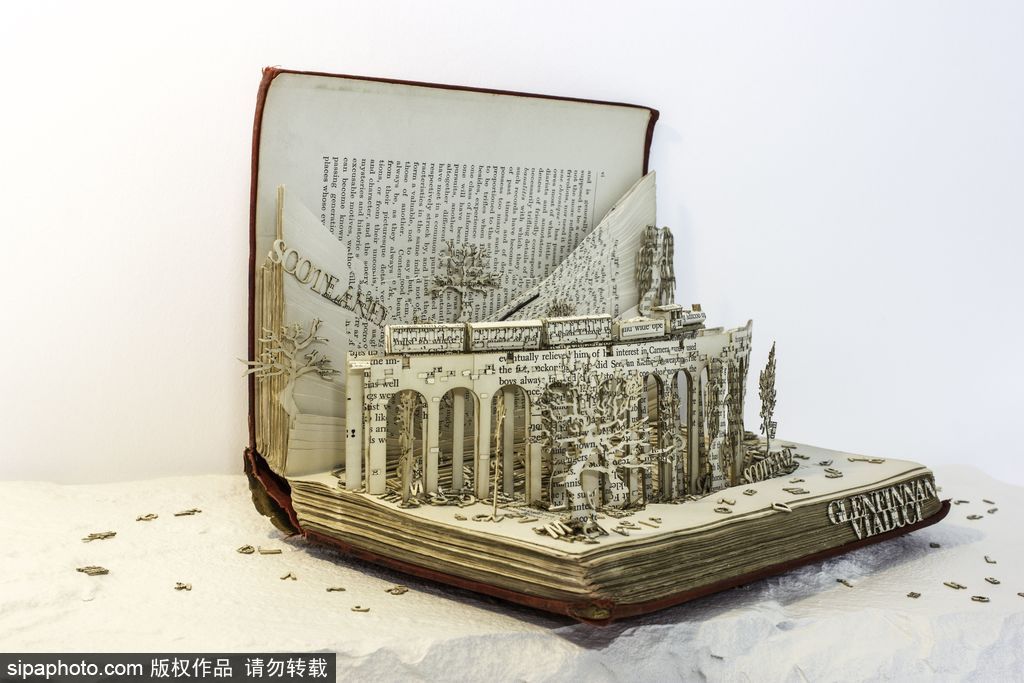 英國(guó)設(shè)計(jì)師打造立體書(shū)頁(yè)雕塑 重現(xiàn)哈利波特經(jīng)典場(chǎng)景