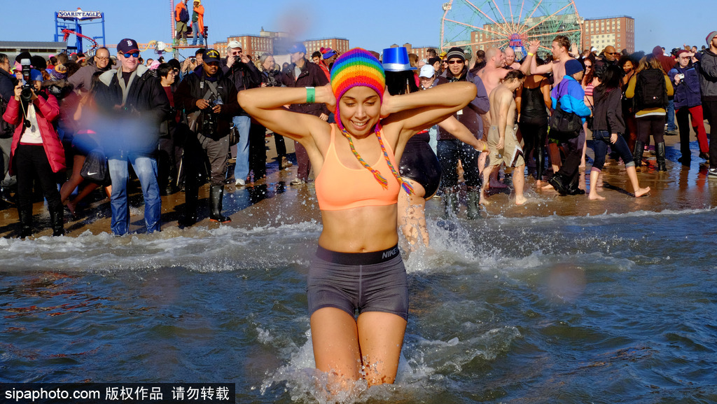 紐約“北極熊冬泳”熱辣來(lái)襲 不懼嚴(yán)寒high翻新年