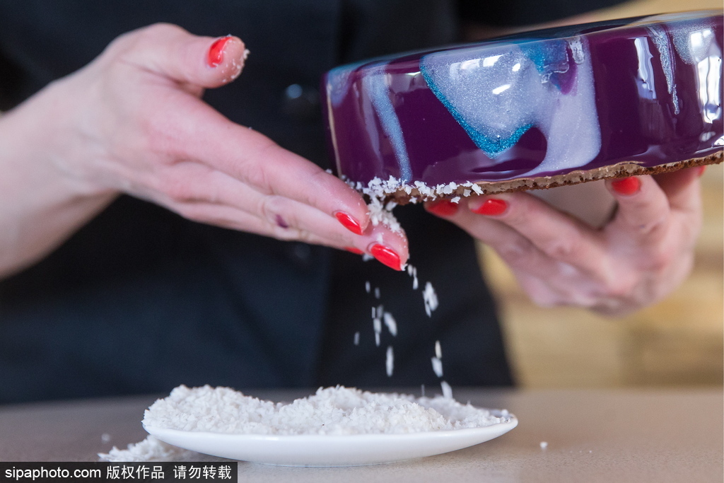 太完美！連強(qiáng)迫癥都被這個(gè)俄羅斯美女做的鏡面蛋糕治愈了
