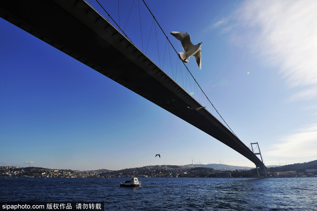 盤點(diǎn)土耳其之旅必去地 體驗(yàn)原汁原味當(dāng)?shù)赜?/></p>

<p>博斯普魯斯海峽又稱伊斯坦布爾海峽，是溝通黑海和馬爾馬拉海的一條狹窄水道，與達(dá)達(dá)尼爾海峽和馬爾馬拉海一起組成土耳其海峽（又叫黑海海峽），并將土耳其亞洲部分和歐洲部分隔開(kāi)的海峽（東經(jīng)29度零分，北緯41度零分）。全長(zhǎng)30千米。北面入海口最寬處3.7千米，魯梅利希薩勒和阿納多盧費(fèi)內(nèi)里兩城堡間最窄處750米。中流深度36.5-124米不等。海峽中央有一股由黑海流向馬爾馬拉海的急流，水面底下又有一股逆流把含鹽的海水從馬爾馬拉海帶到黑海。因魚(yú)群季節(jié)性地通過(guò)海峽往返黑海，故漁業(yè)頗盛。海峽兩岸樹(shù)木蔥郁，村莊、游覽勝地、華麗的住所和別墅星羅棋布。</p>
</div>

<div width=