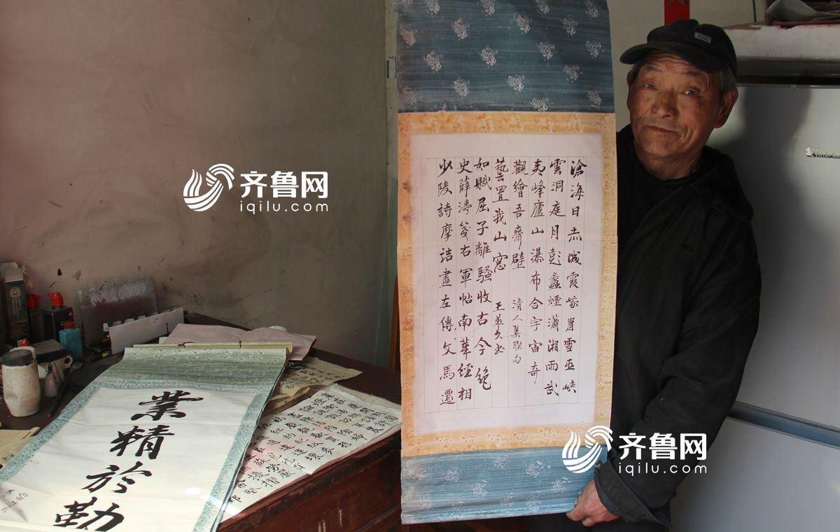 七旬環(huán)衛(wèi)工自學33年 掃地之余街頭秀書法[組圖]