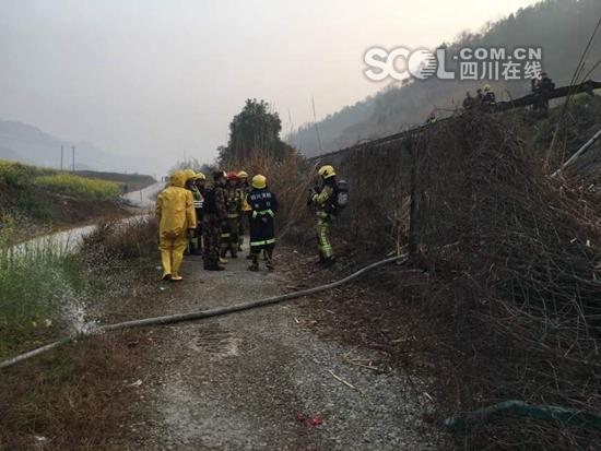 綿廣高速32噸甲醇罐車側翻 司機當場死亡（圖）