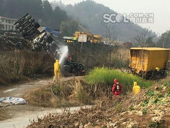 綿廣高速32噸甲醇罐車側翻 司機當場死亡（圖）