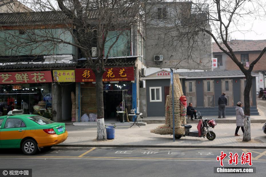 西安街頭現(xiàn)如廁專(zhuān)用停車(chē)位解燃眉之急(組圖)