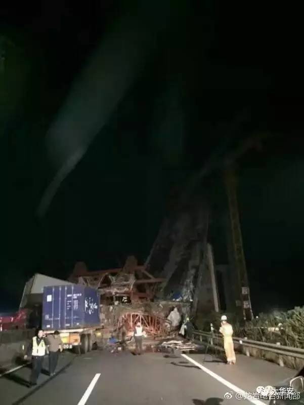 福建高架橋坍塌 現(xiàn)場5人墜落2輛車被砸【組圖】