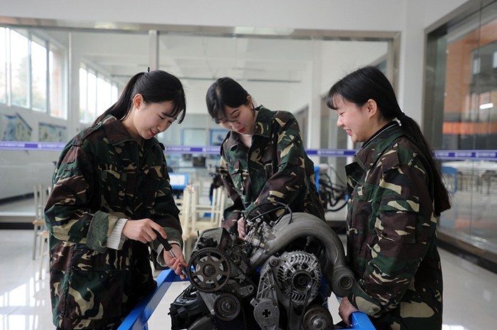 女生節(jié)準(zhǔn)空姐操場擺巨型