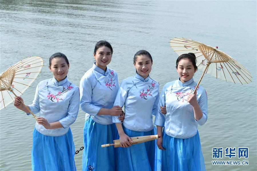 水鄉(xiāng)“服飾秀” 喜迎三八婦女節(jié)(組圖)