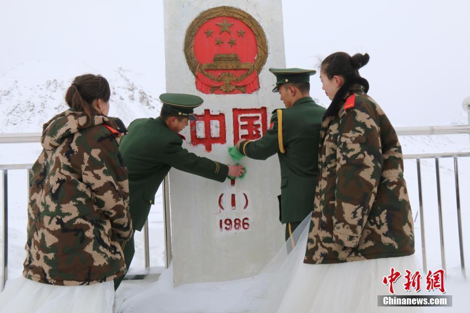 邊防官兵在海拔5100米的國門舉行婚禮