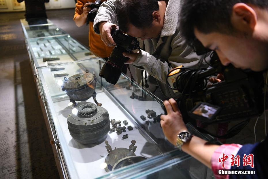 成都發掘近200座春秋至戰國時期船棺墓群