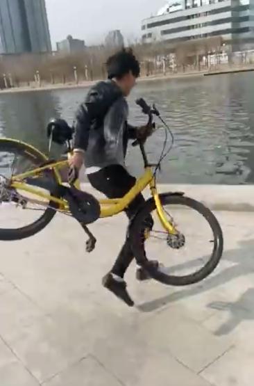 氣憤！男子直播扔共享單車 警方稱已將其抓獲【圖】