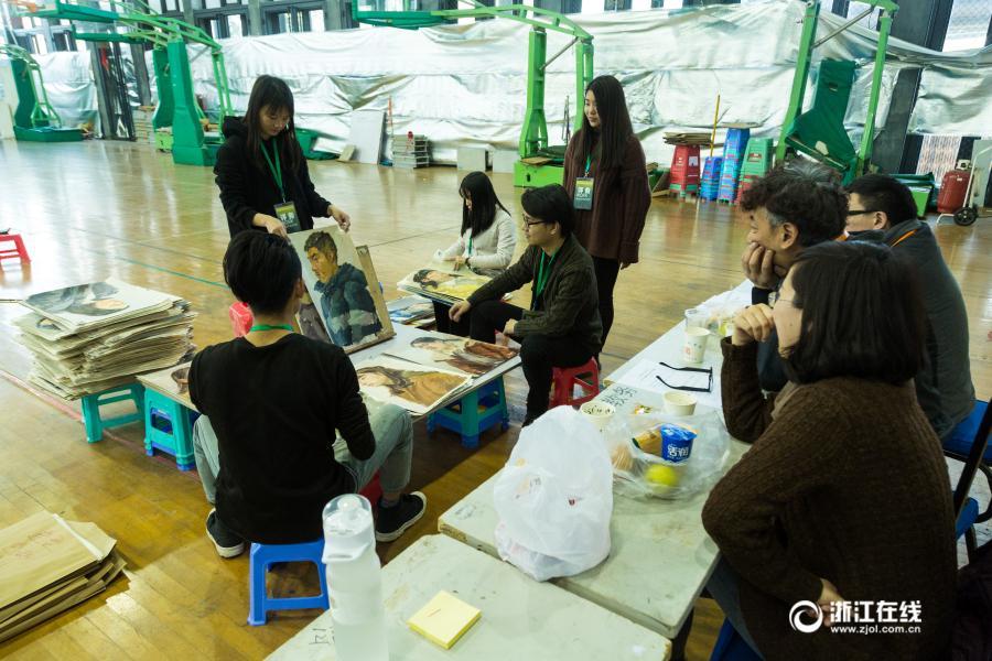 壯觀！中國美院閱卷現場 畫卷鋪滿體育館（圖）