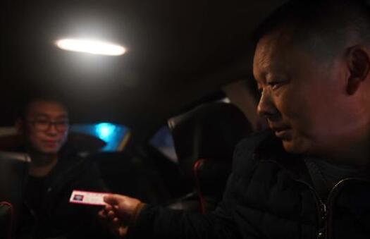 父親為尋找女兒成網約車司機，希望女兒坐上他的車（圖）