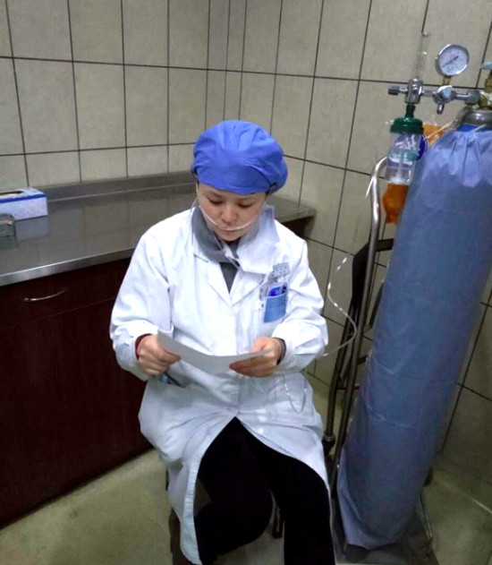 懷孕七月準媽媽醫生邊吸氧邊給人看?。▓D）