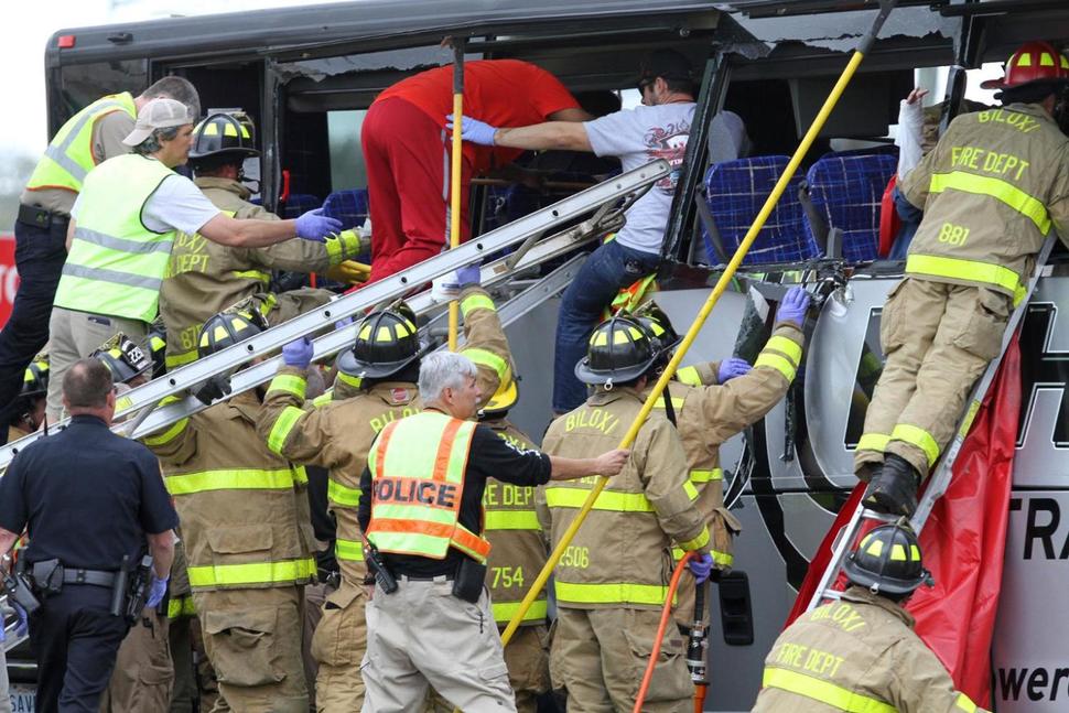 美國火車客車相撞 至少4人死亡現場混亂