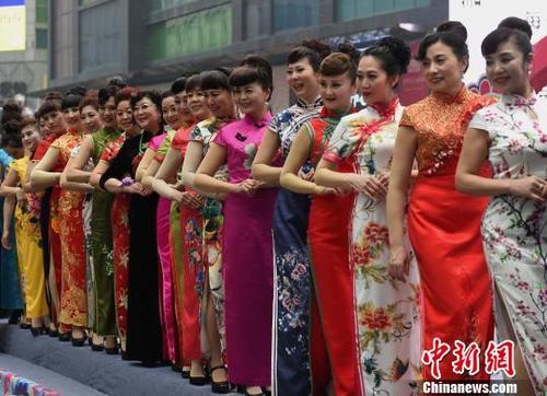 慶“三八” 重慶百余名女企業家街頭上演旗袍秀