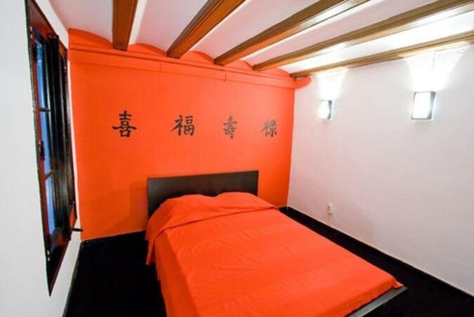 西班牙現(xiàn)詭異中式酒店 網(wǎng)友：對(duì)中國(guó)文化有啥誤解？