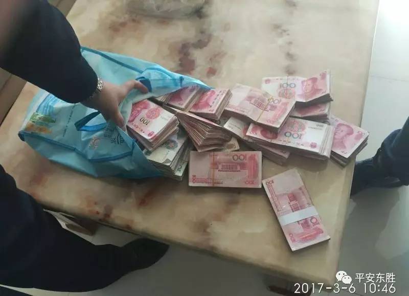 一男子將17萬當垃圾丟掉 網(wǎng)友：心真大！【組圖】