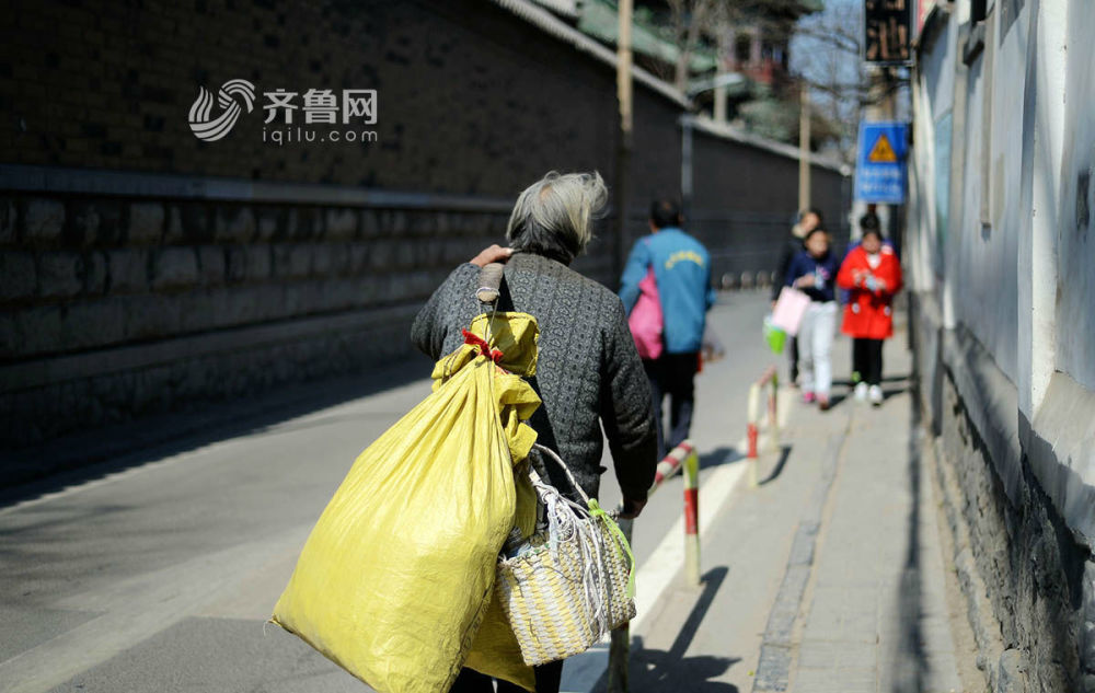 七旬老太賣菜養家 每日往返60公里