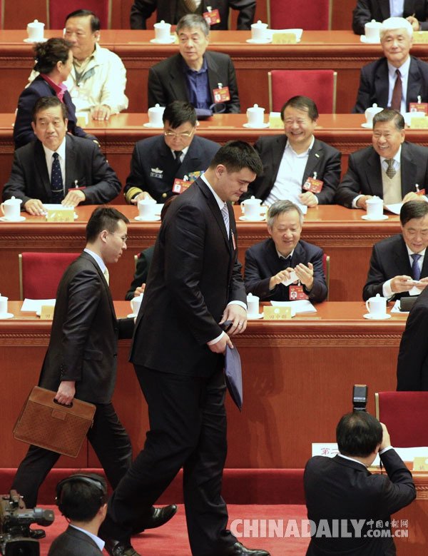 姚明在全國政協十二屆五次會議第三次全體會議上發言
