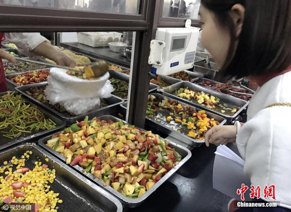 鄭州一高校食堂推出8元黑暗料理 女生排隊(duì)嘗鮮