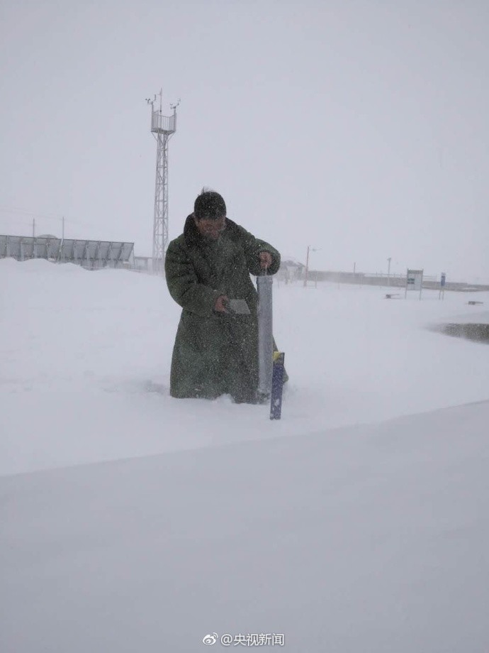 西藏多地出現(xiàn)特大暴雪 積雪半米厚（組圖）