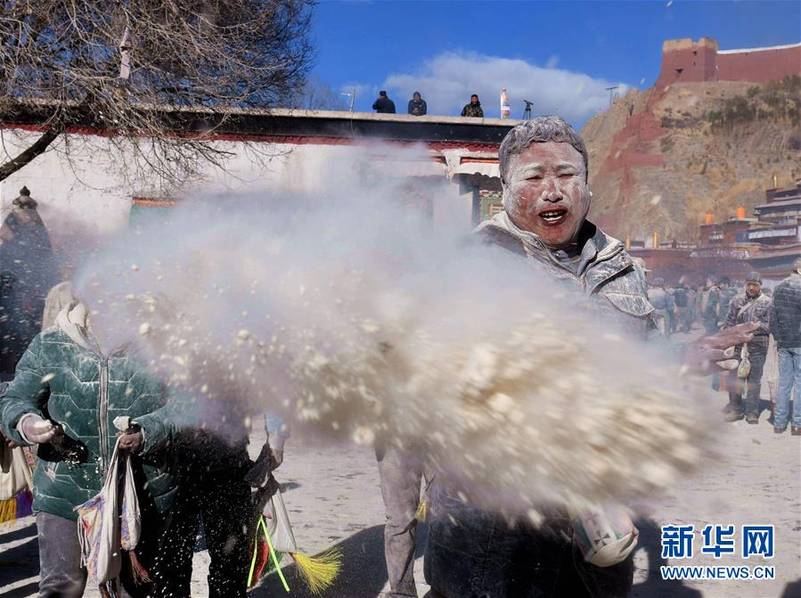 近萬名群眾參加西藏豎經幡柱拋撒糌粑祈福活動（組圖）
