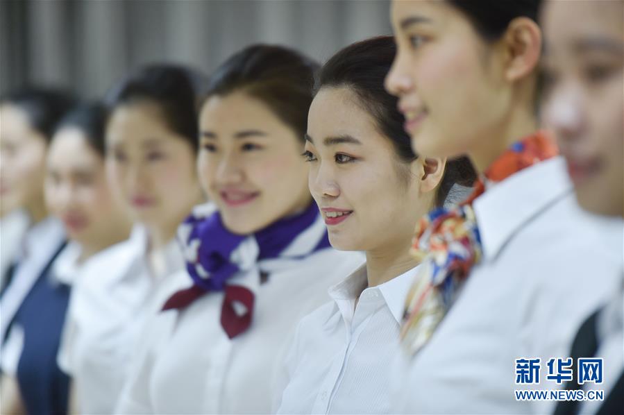 校園招聘空乘場面火爆[組圖]