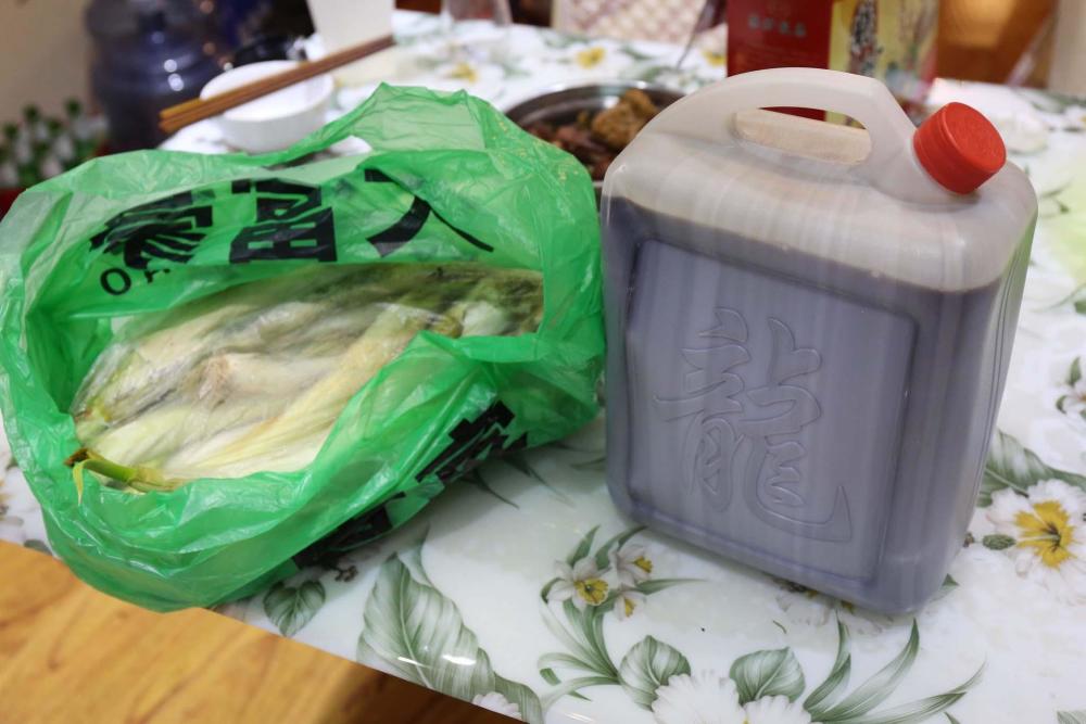 女兒遠(yuǎn)嫁 父母跨越數(shù)千里為她背來了這些(組圖)