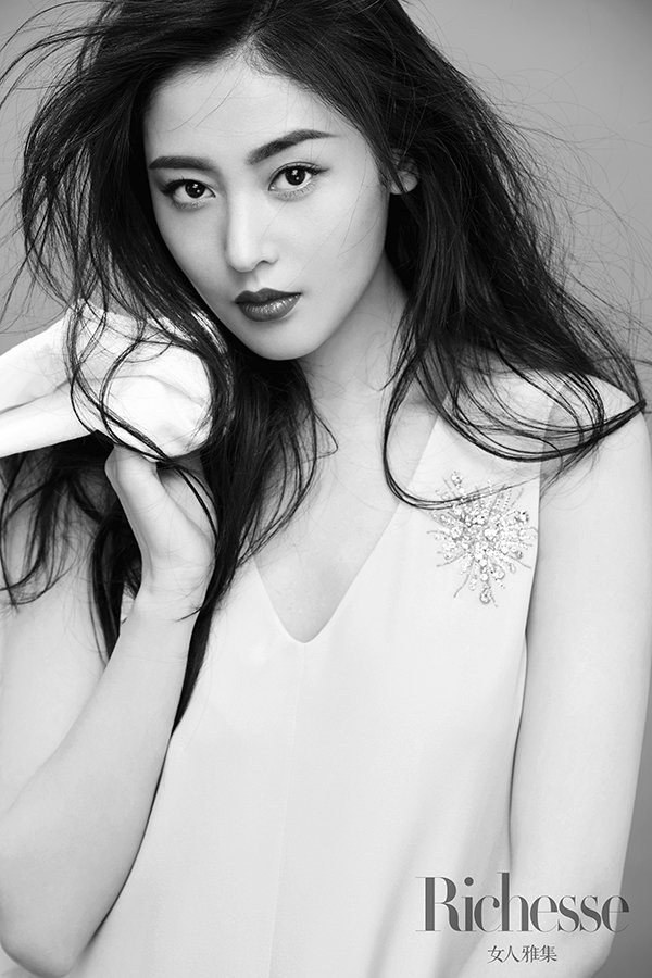 張?zhí)鞇蹖懻嫱孓D光影 側顏有型凸顯獨立女性之美