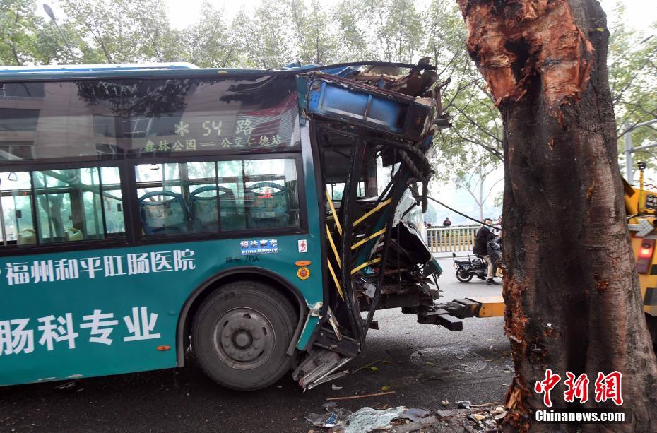 福州一公交車(chē)撞上行道樹(shù)致16人受傷 車(chē)頭受損嚴(yán)重