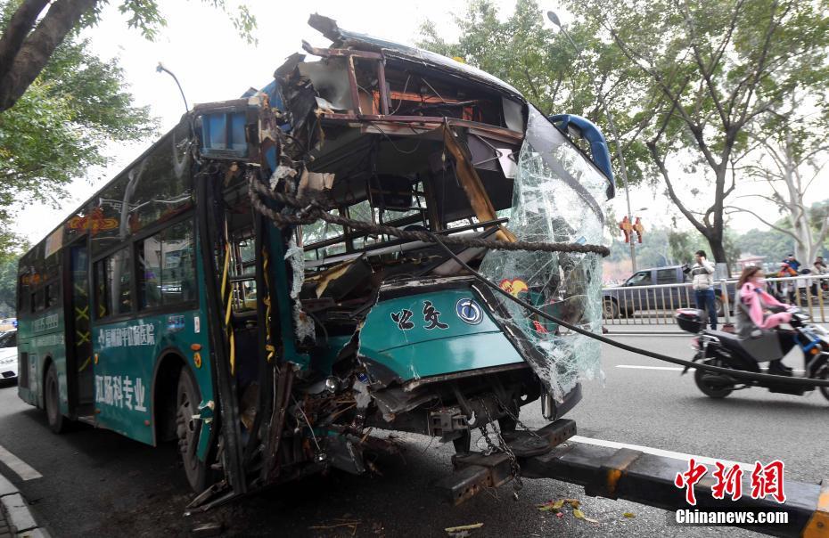 福州一公交車撞上行道樹致16人受傷 車頭受損嚴重