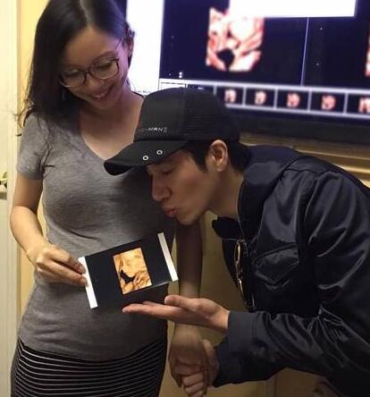 “賢惠”的男星：張杰為謝娜發(fā)聲 黃曉明減工陪baby