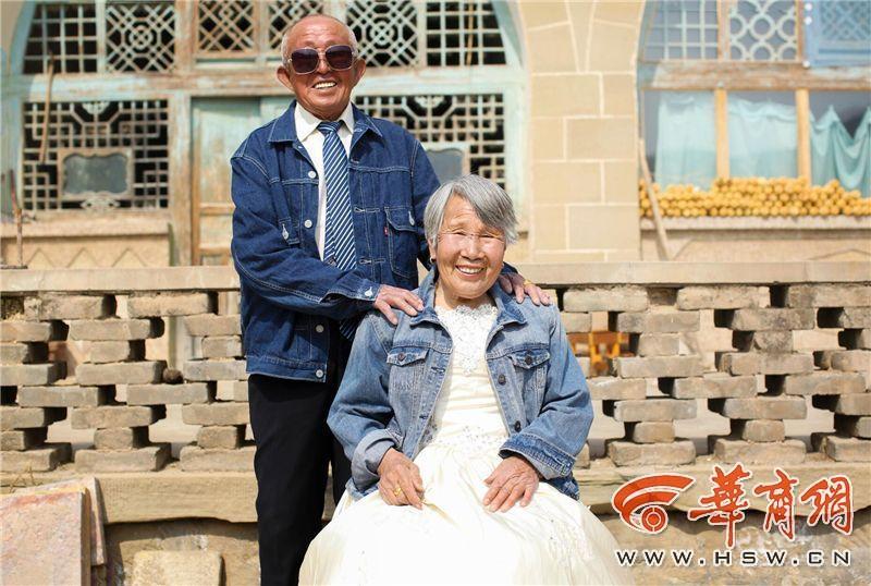 滿滿的都是愛！陜西米脂老夫妻耄耋之年拍婚紗照