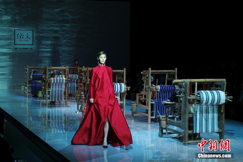 中國(guó)國(guó)際時(shí)裝周 模特與繡娘同臺(tái)