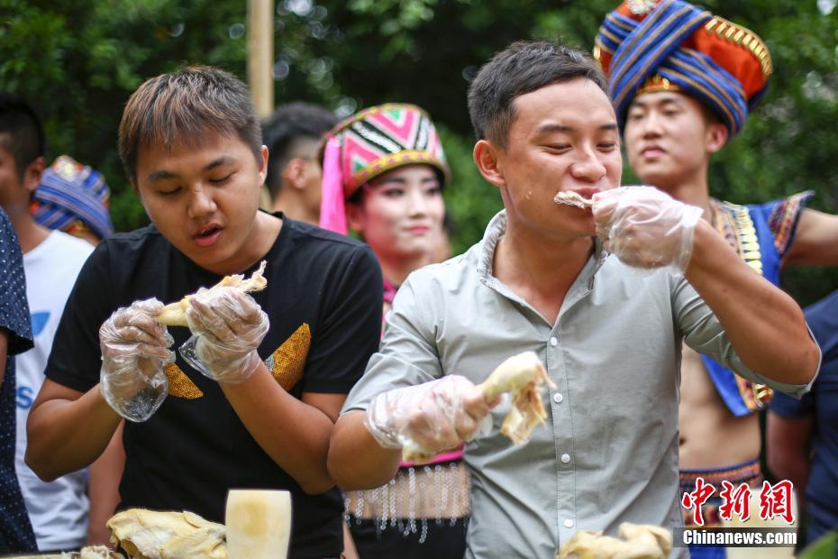 三亞一景區設“百雞宴” 游客狼吞虎咽比賽吃雞