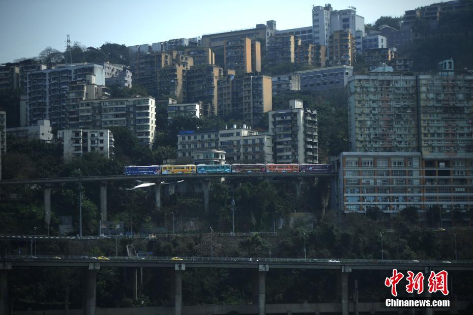 重慶輕軌穿樓而過成“網紅”