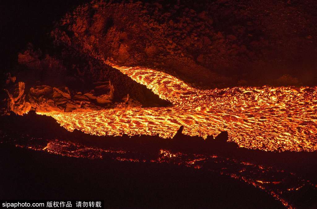 意大利埃特納火山爆發 巖漿流淌似“火河”