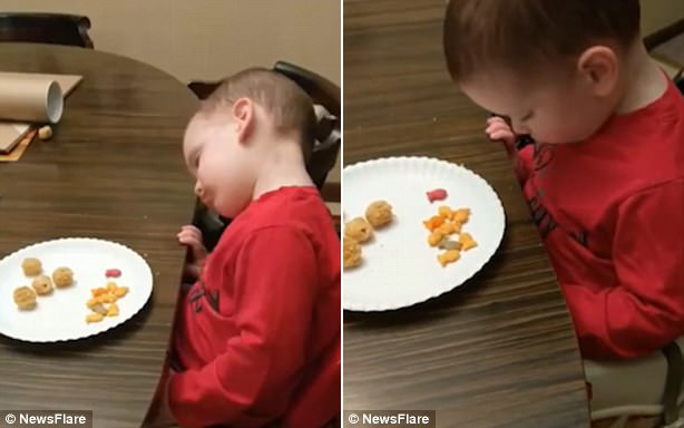困到無(wú)法呼吸！2歲男孩這樣吃晚餐