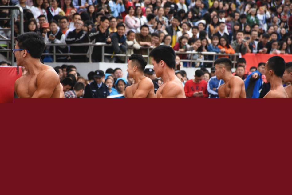 好害羞！成都大學運動會現“男子健身隊”引全場歡呼