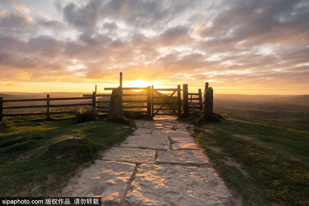 英國：德比郡天空現絕美日出 夢幻天空如臨仙境