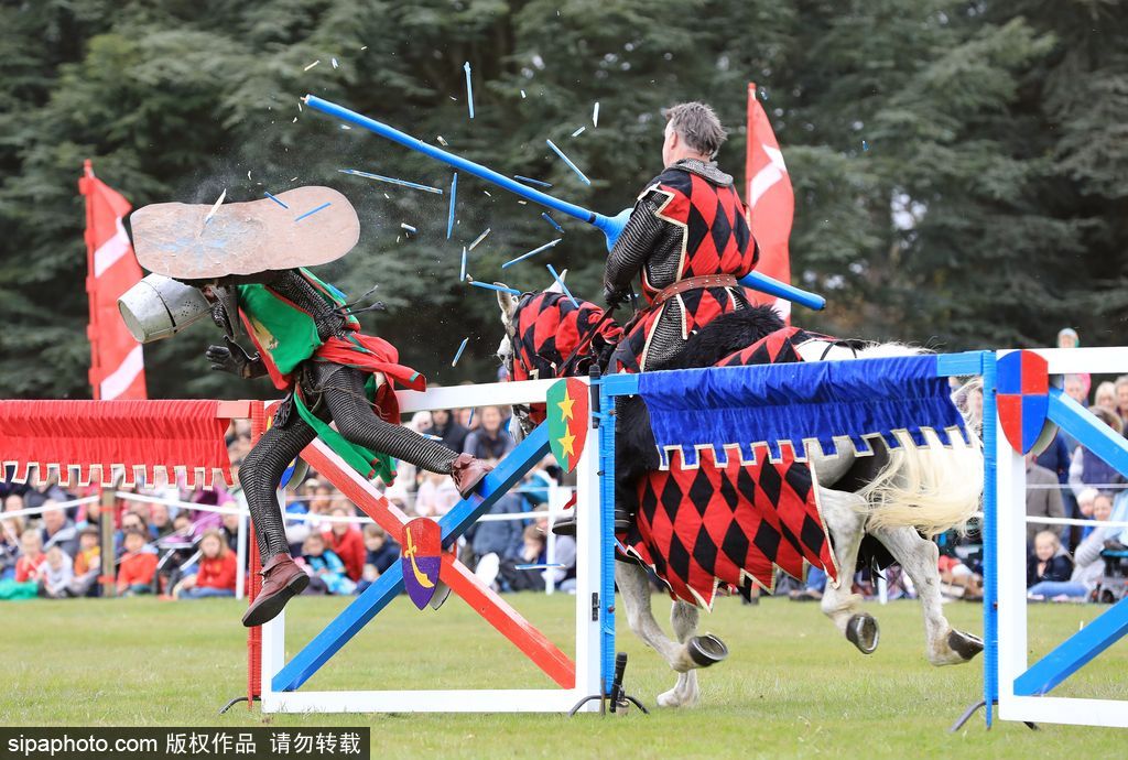 英國(guó)春季騎士節(jié)再度上演中世紀(jì)對(duì)決 服飾花哨復(fù)古趣味十足