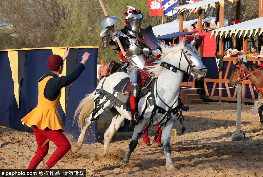 莫斯科舉行國(guó)際騎士節(jié) 全副武裝重現(xiàn)“中世紀(jì)”戰(zhàn)斗場(chǎng)景