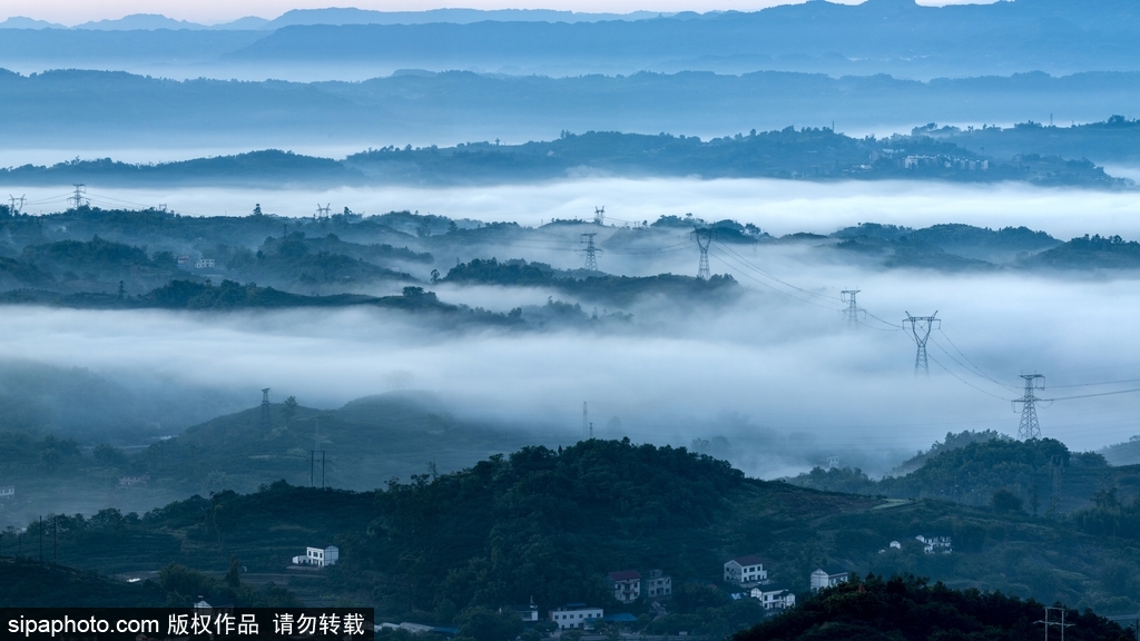 重慶：云蒸霞蔚山村美 朝霞白云入畫來(lái)