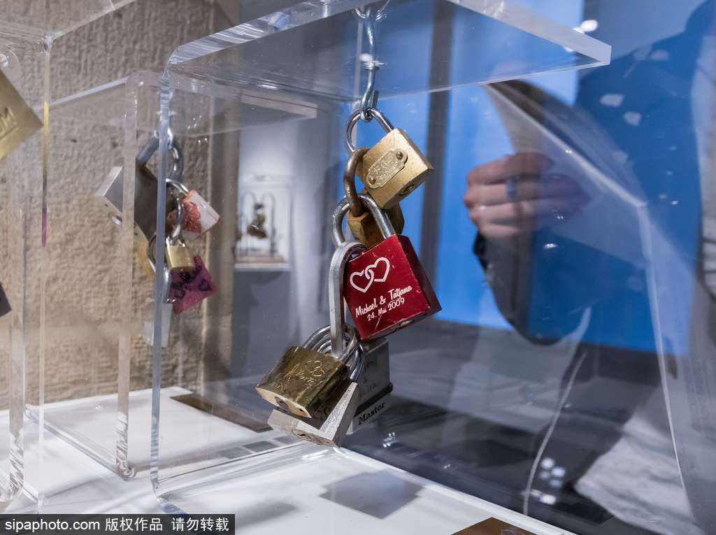 不堪重負(fù)！法國巴黎情人橋愛情鎖將全部拆除拍賣