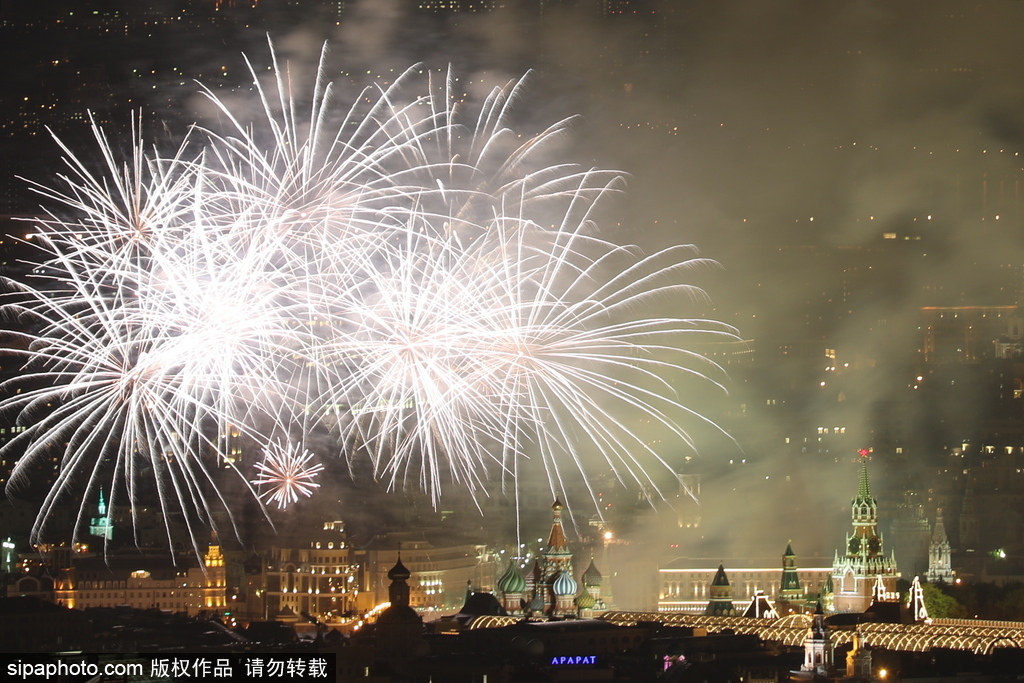 莫斯科勝利日夜晚絢爛 約1萬枚煙花裝點夜空